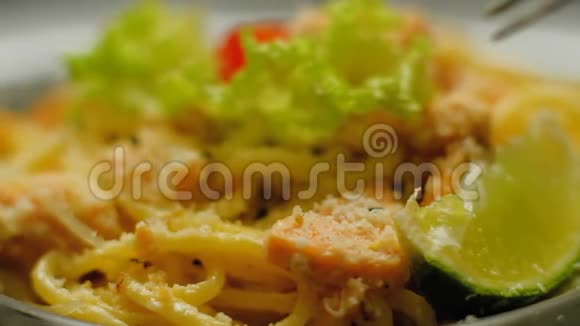 意大利面食传统意大利食品意大利面叉视频的预览图