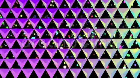 在黑色的彩色反光三角形网格后面上升的彩色圆圈视频的预览图