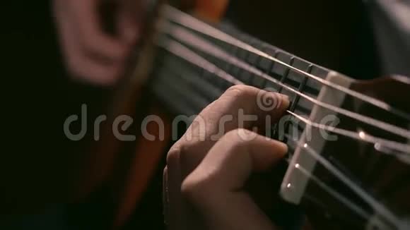 弹吉他练习英俊的年轻人弹吉他弹吉他双手对角弹吉他视频的预览图
