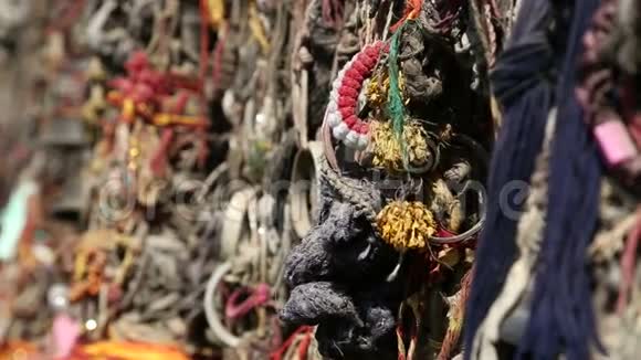 在Jodhpur的街道上五颜六色的弦和编织装饰视频的预览图