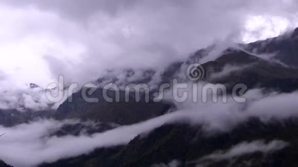 风暴云在山峰之间移动视频的预览图