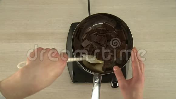 巧克力釉在炉子上的混合过程视频的预览图