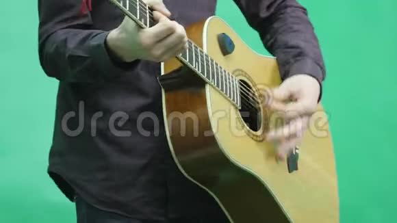 在绿色屏幕上弹吉他的年轻人视频的预览图