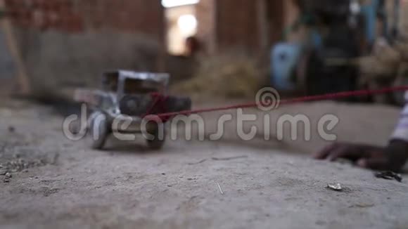 在乔德普尔的房子里手拉卡车玩具在地上特写视频的预览图