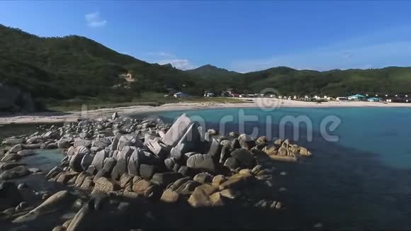 海底岩石的空中拍摄视频的预览图