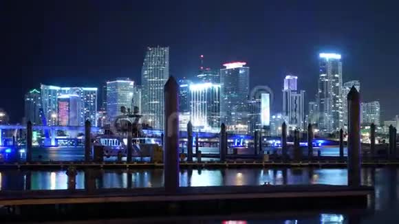 色彩斑斓的迈阿密天际线夜晚的时光流逝迈阿密时间流逝4k迈阿密佛罗里达州2016年4月10日视频的预览图
