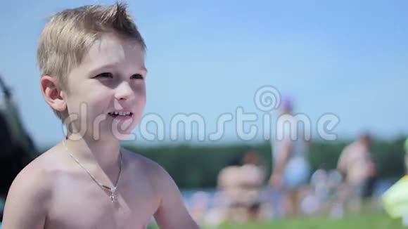 在海滩上描绘一个快乐的小男孩视频的预览图