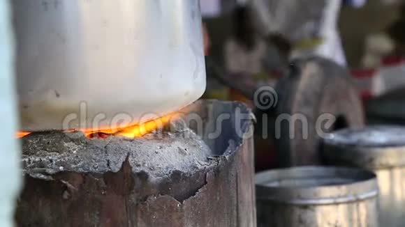 在焦德普尔火在一个锅下燃烧烧得沸沸扬扬视频的预览图