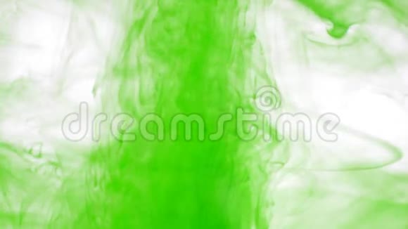 绿色的墨水在清澈的水中慢慢地扩散开来视频的预览图