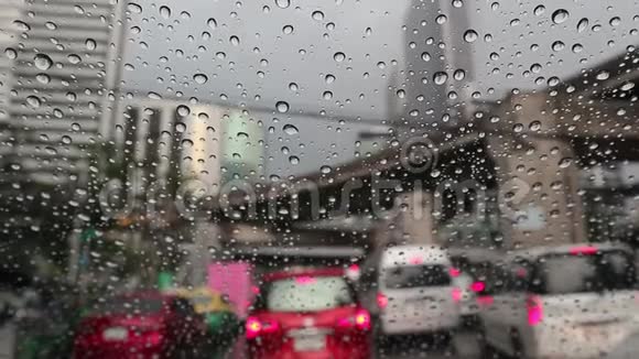 曼谷的雨和汽车卡住了视频的预览图