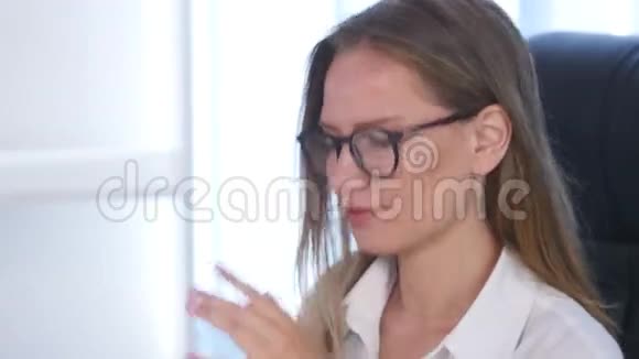 办公室工作人员带眼镜的时尚模特视频的预览图