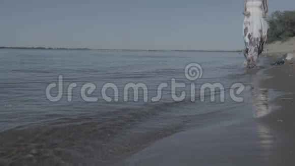 在河流海岸上奔跑的女人视频的预览图