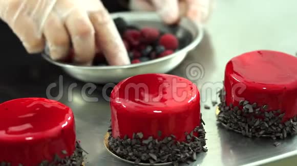 一种糖果用黑莓和覆盆子装饰几个单份视频的预览图