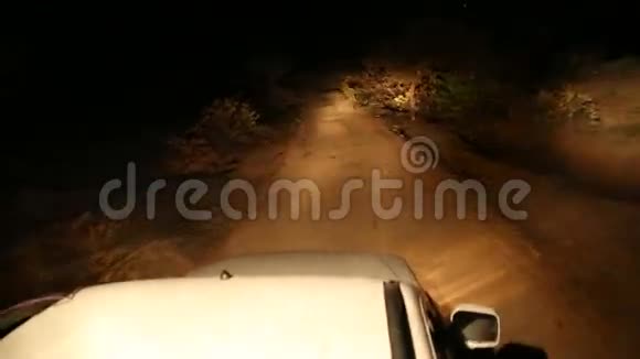 在乔德普尔在黑暗的道路上行驶时从车顶可以看到风景视频的预览图