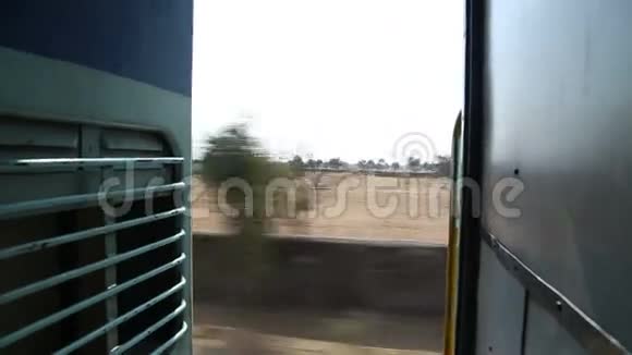 在Jodhpur的乡村景观从火车门乘坐视频的预览图