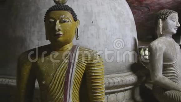 达姆布拉斯里兰卡2014年2月近景坐佛在丹布拉金寺黄金圣殿视频的预览图