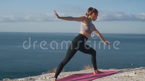 女人在日出时做运动和伸展运动看海慢动作视频的预览图