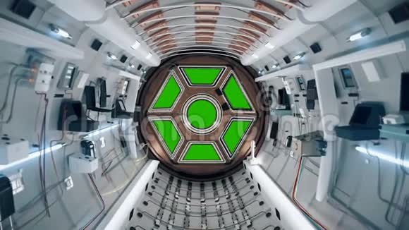 相机飞过去接近国际空间站上绿色背景的舷窗视频的预览图