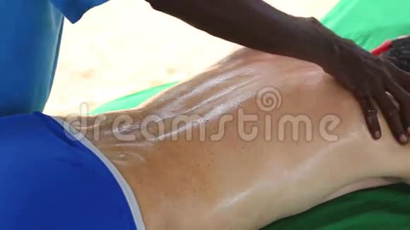 斯里兰卡男子为白种人做肩油按摩视频的预览图