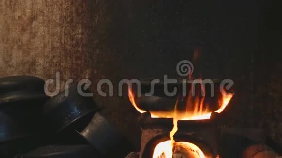 在斯里兰卡当地的厨房里用火把锅加热视频的预览图