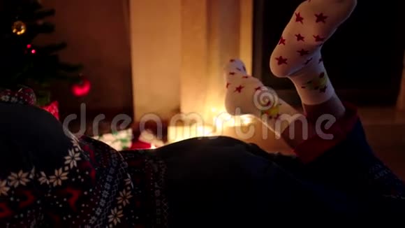 少女在撒谎给圣诞老人写信燃烧的蜡烛和光照全都是视频的预览图