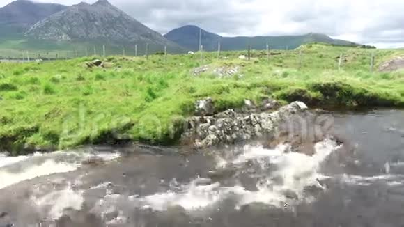 爱尔兰康奈马拉的河流和山丘景观33视频的预览图