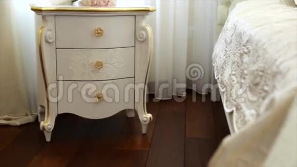 白色老式床头柜上漂亮的白色结婚花视频的预览图