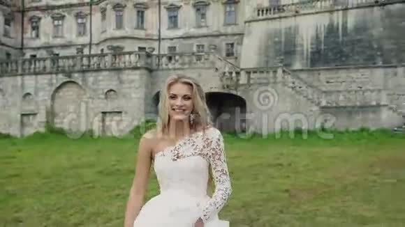 穿着婚纱的快乐少女视频的预览图