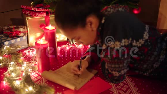 一个小女孩在撒谎给圣诞老人写了封信视频的预览图