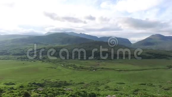 爱尔兰基拉尼国家公园山谷的河流82视频的预览图