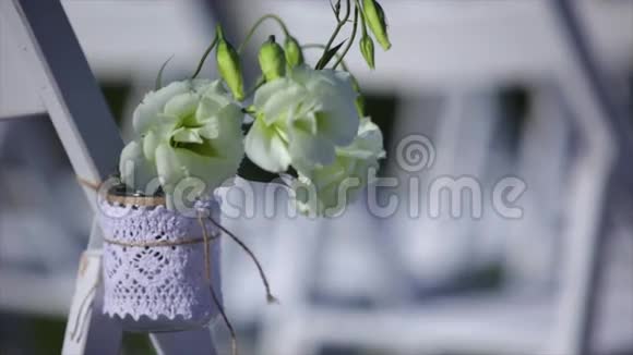 婚礼上挂在梅森罐子里的花视频的预览图