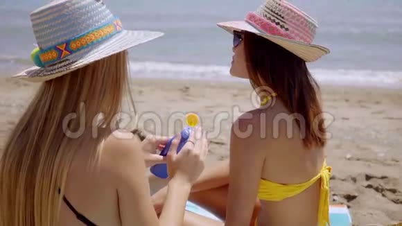 年轻女子在朋友身上涂防晒霜视频的预览图