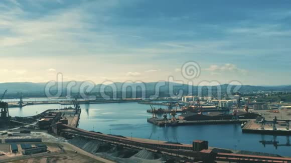 舒适的欧洲城市顶景工业海港视频的预览图