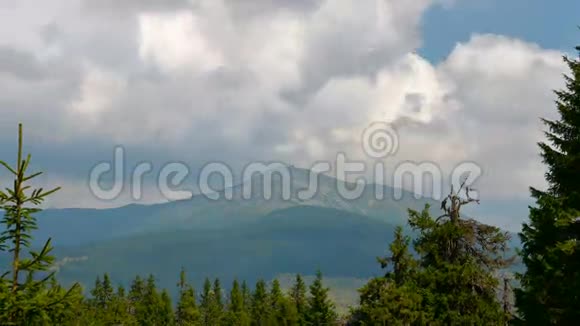 移云过山峰喀尔巴阡山脉视频的预览图