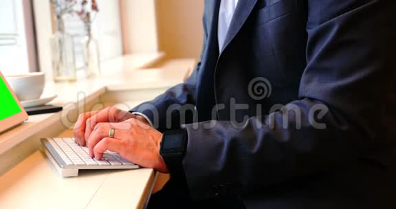商人在咖啡馆的键盘上打字视频的预览图