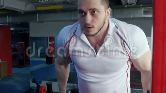 年轻壮汉在健身房锻炼视频的预览图