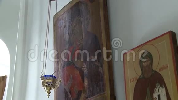 在东正教教堂有圣人面孔的图标视频的预览图
