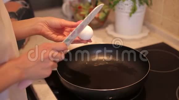 两个女孩在家里厨房准备一份煎蛋卷视频的预览图