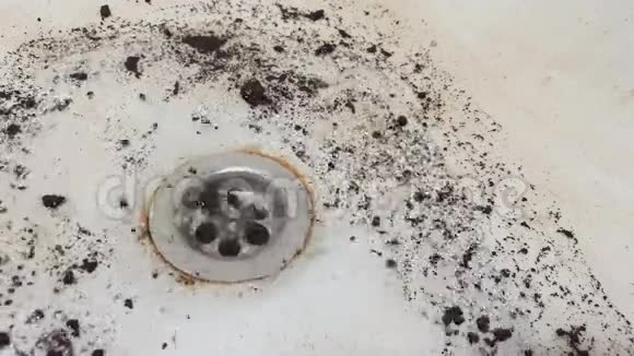 水和污垢流入不卫生的洗手池的旧生锈的排水沟视频的预览图