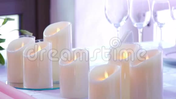 餐桌上的婚礼装饰蜡烛和两瓶视频的预览图
