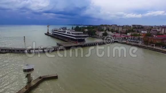 苏呼米堤岸和城市的空中景观视频的预览图