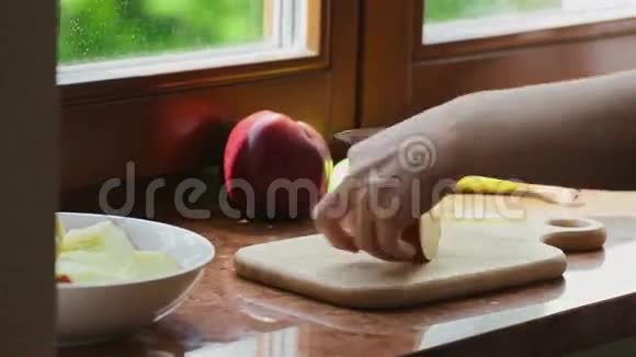 女孩切苹果做蛋糕视频的预览图