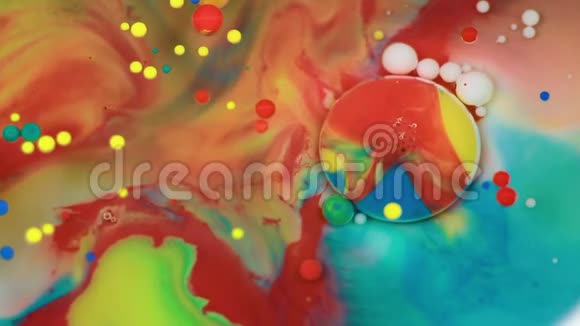 抽象五彩气泡漆慢动作顶部视图视频的预览图