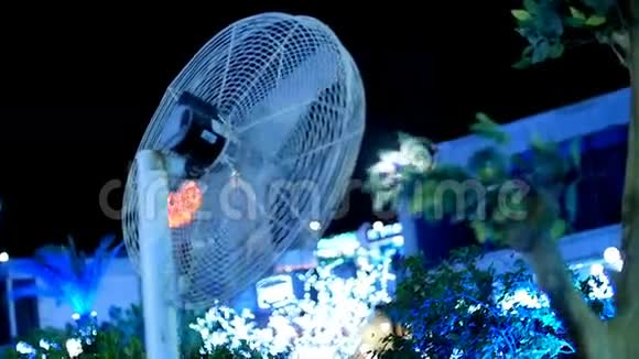 在炎热的天气里晚上在街上安装通风设备视频的预览图