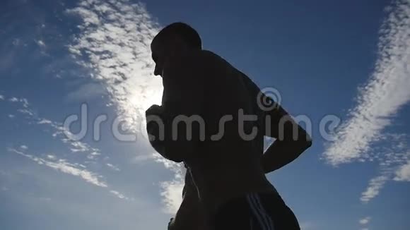 日落时分在乡下慢跑的男人剪影两名男子慢跑训练马拉松跑运动运动员视频的预览图