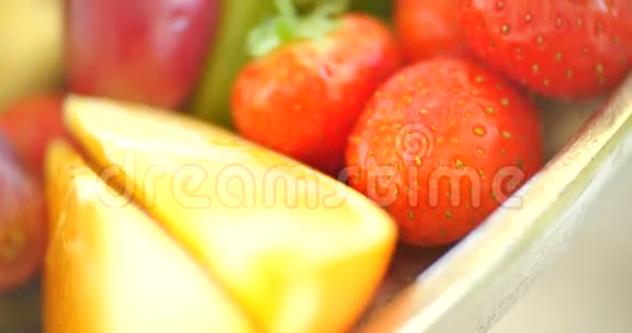 特写彩色水果沙拉背景视频的预览图