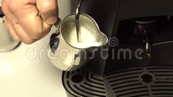 咖啡师在咖啡机里做卡布奇诺视频的预览图