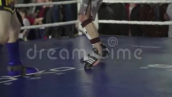 打拳击在战斗中踢脚腿双脚视频的预览图