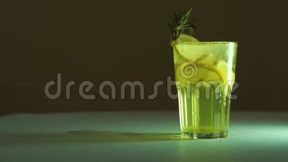 加冰柠檬和迷迭香的绿色新鲜鸡尾酒视频的预览图