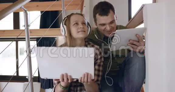 男人和女人在家里用音乐放松视频的预览图